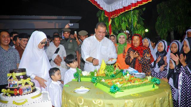 Ultah Bupati Inhu Yopi Arianto Ke-36 Dimeriahkan Tumpeng dan Tart untuk Warga