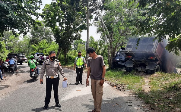 Rem Blong, Dump Truk Bermuatan Pasir Hantam Toyota Rush dan Pikap L300 di Sungai Batak