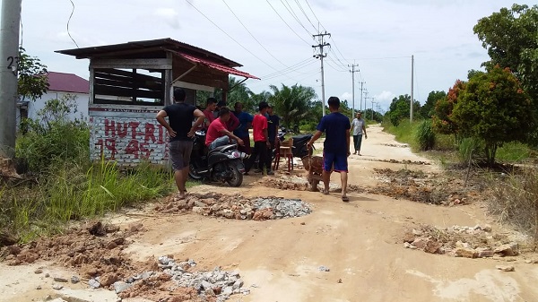 Silaturahmi Idul Fitri, Warga Jalan Purnama Torganda Gotong Royong Perbaiki Jalan