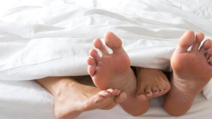 Aihhh... Malam Pertama Terlalu Bernafsu, Wanita Muda Tewas Akibat Ciuman Ganas Suaminya di Bagian ini.... 