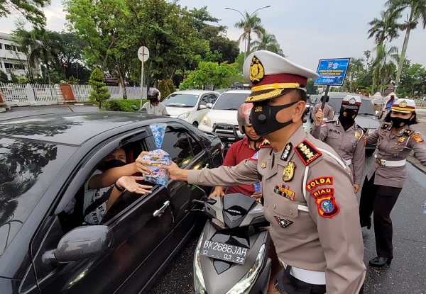 Dirlantas Polda Riau Bagikan 250 Takjil bagi Pengguna Jalan di Diponegoro