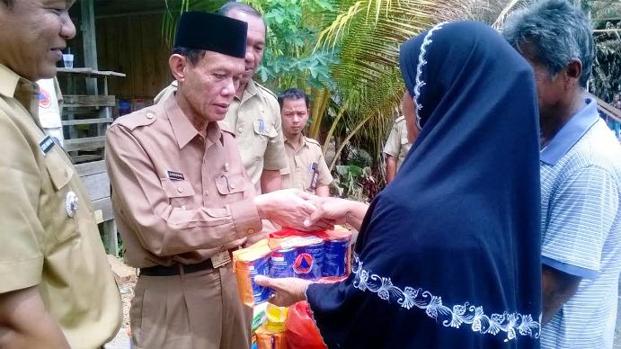 RUMAH TERBAKAR... Keluarga Siro Terima Bantuan dari Wabup Zardewan