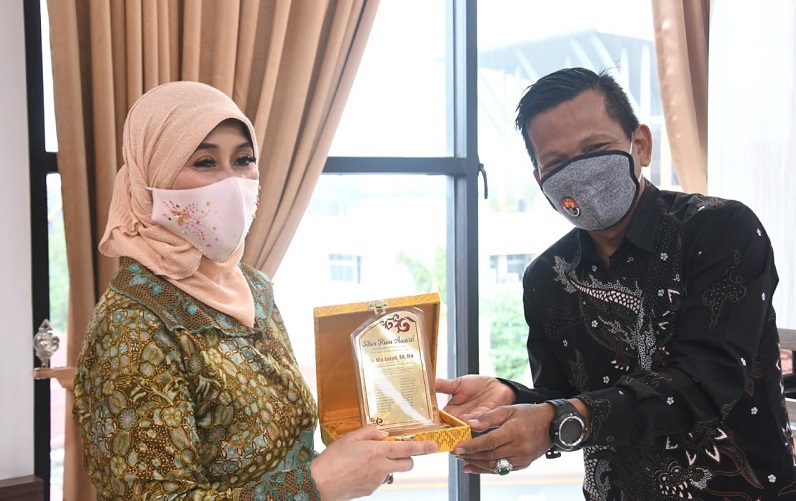 Kejati Riau Dianugerahi Penghargaan Oleh Siber Riau Award