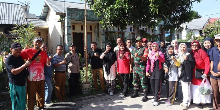 Camat Kulim Goro Merah Putih di Kelurahan Mentangor