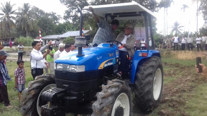 Modernisasi Sektor Pertanian, Kampar Terima Bantuan Lima Unit Traktor