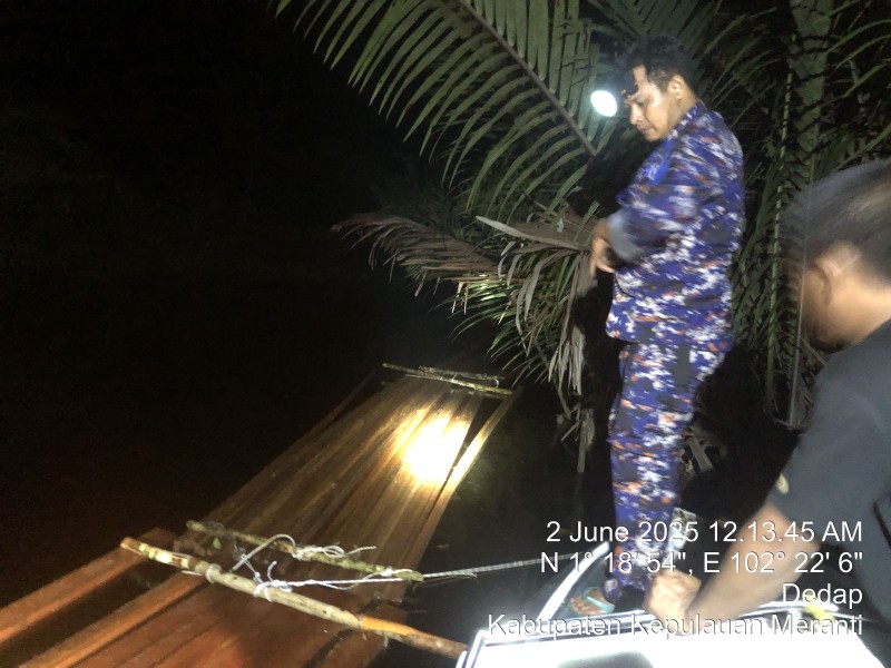 Polisi Temukan 500 Keping Kayu Ilegal di Perairan Dedap Kepulauan Meranti