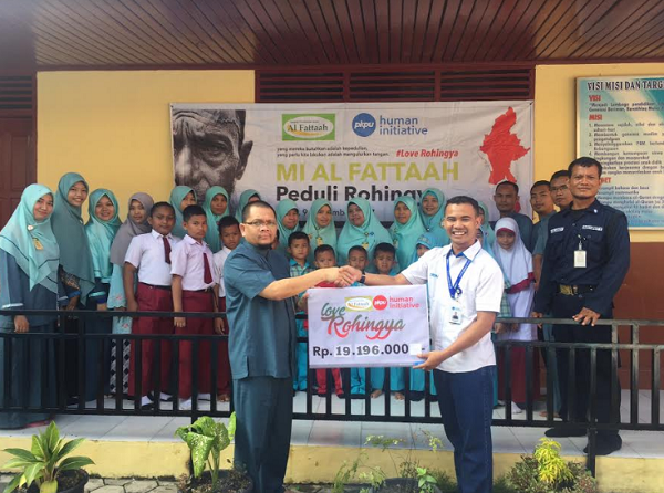 MI Al Fattaah Serahkan Donasi Kemanusian untuk Muslim Rohingnya ke PKPU HI Riau