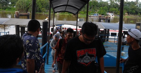 Pengelola  Pelabuhan Sungai Duku Diperiksa Suhu Tubuh Penumpang