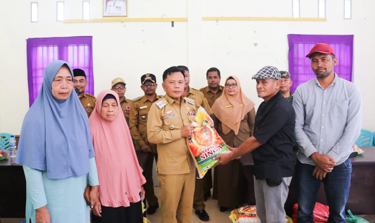Pemkab Meranti Salurkan 165 Paket Sembako untuk Warga di Alahair Timur