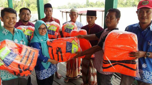 Pengelola Wisata Kuala Terusan Peroleh Bantuan Pelampung