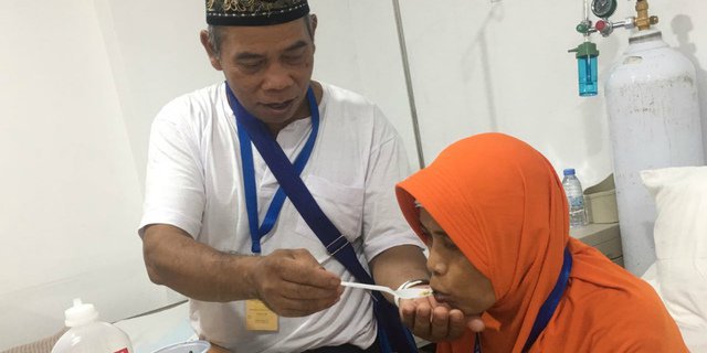 INNALILLAHI...Ini Suapan Terakhir Slamet untuk Sang Istri Tercinta di Tanah Suci