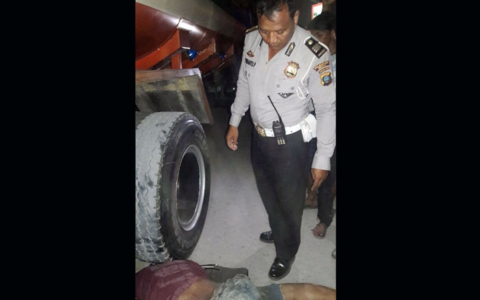 NAHAS, Motor Tergelincir, Pengendara Remuk dan Tewas Digilas Truk CPO, Warga Tak Sanggup Lihat 