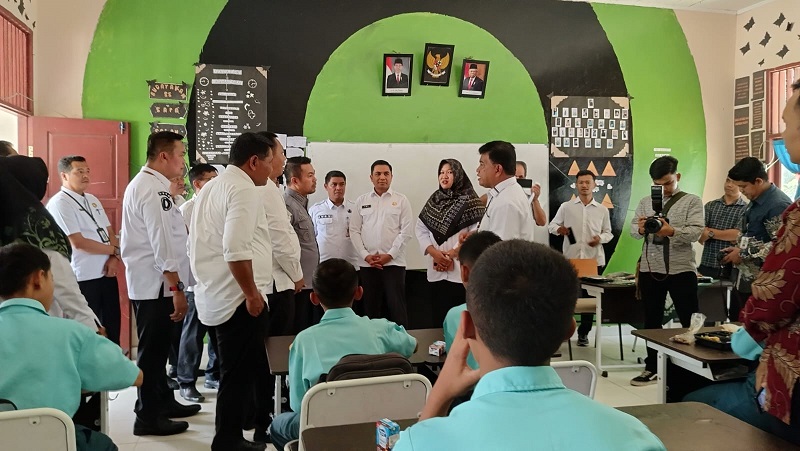 Pj. Wali Kota Risnandar Dengar Curhatan  Guru di Perbatasan Pekanbaru-Siak