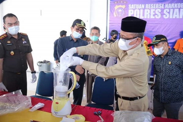 Sekdakab Siak Ikut Blender Barang Bukti Narkotika Bersama Kapolres, Kajari dan Ketua DPRD