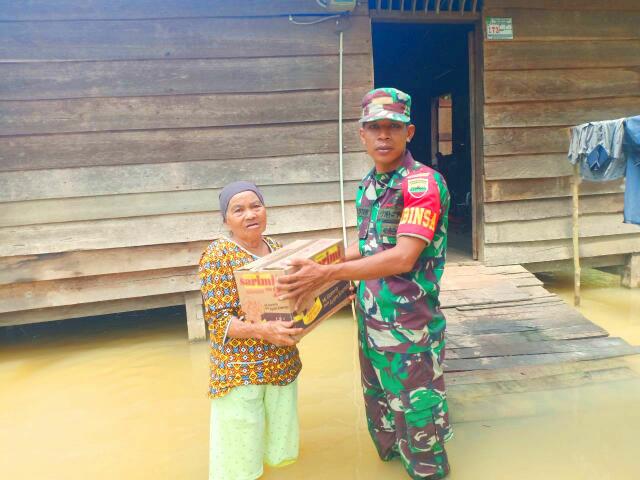 Babinsa TNI Koramil 10 Kunto Darussalam Bantu Masyarakat Korban Banjir