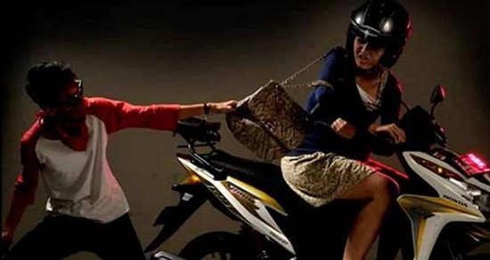 Cewek Cantik Karyawan Indah Kiat Dibegal Pakai Samurai di Lintas Perawang- Sungai Mandau