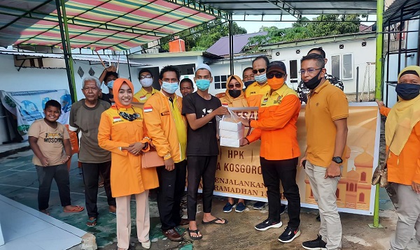 Keluarga Besar Kosgoro 1957 Riau Berbagi Nasi Kotak Sepanjang Ramadhan