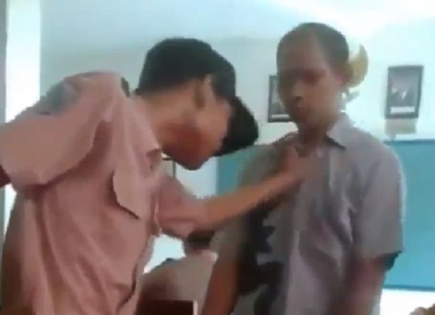 KURANG AJAR...Siswa SMP Ini Cekik Gurunya Saat Ditegur Merokok di Kelas