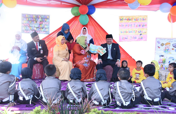 Bunda PAUD Bengkalis Mendongeng di Peringatan Hardiknas