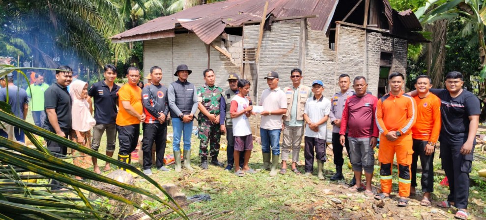Aksi Tanggap Polsek Benai, Satu Unit Rumah Ditimpah Pohon Besar Di Banjar Benai, mendapatkan Bantuan akibat Bencana