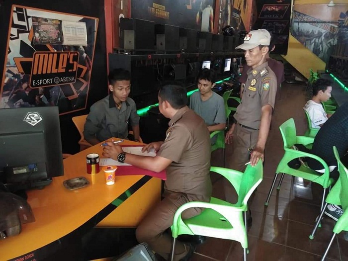Satpol PP Kampar Razia Warnet di Kecamatan Tambang