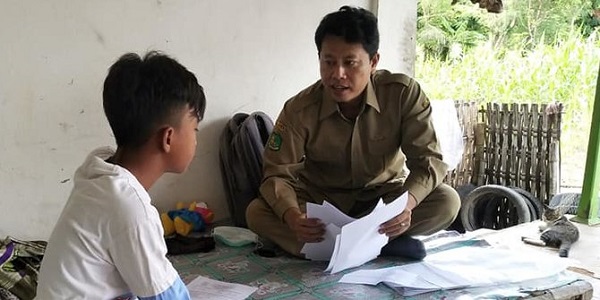 Kisah Haru Guru yang Tetap Mengajar Saat Pandemi Corona, Tak Semua Siswa Punya HP dan Televisi