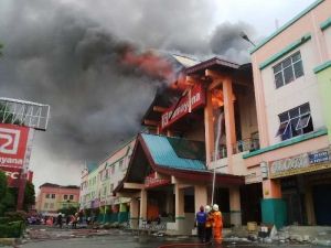 PEDAGANG PASAR MULAI KESAL... PT MPP Tak Kunjung Perbaiki Plaza Sukaramai
