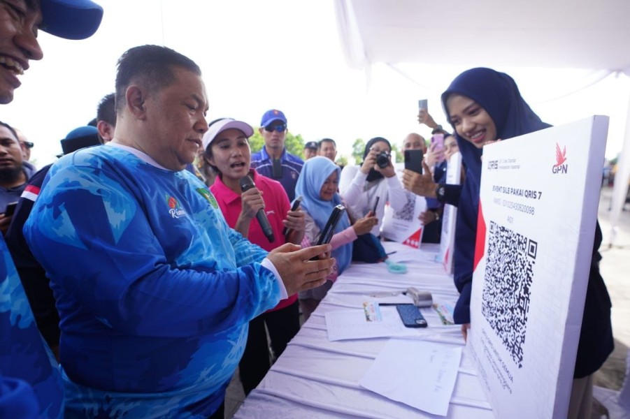 Plt Gubri Tinjau Operasi Pasar Murah di Stadion Utama Riau