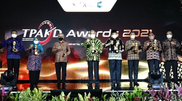 Bupati Siak Terima Penghargaan  Kabupaten Terbaik dalam Penyediaan Akses Keuangan di Wilayah Terpencil