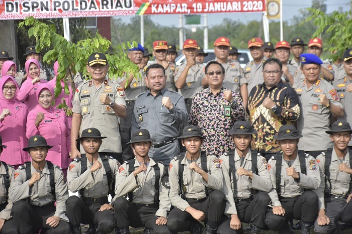 Bupati Kampar bersama Wakapolda Tanam Pohon Serentak di SPN Polda Riau