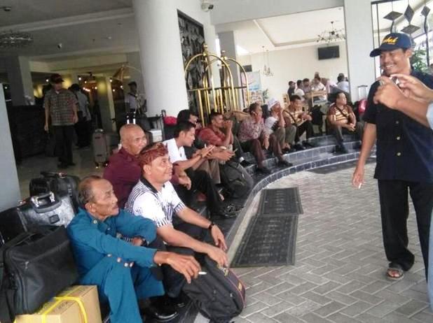 HEHEHEEE....Bimtek ke Lombok, Anggota BPD se-Kampar Terlantar di Bandara Tak Bisa Pulang