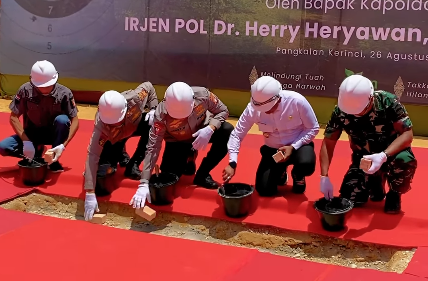 Bupati Pelalawan Dampingi Kapolda Riau  Lakukan Ground Breaking Pembangunan Lapangan Tembak