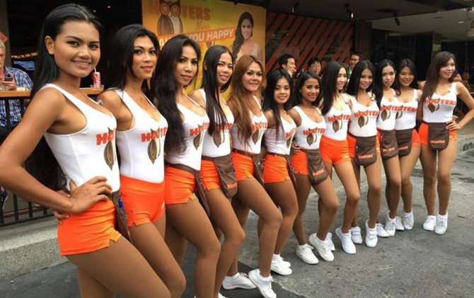 OMG... Pelayannya Hot dan Sexi, Cuma Pakai Hot Pants dan Tank Top Ketat
