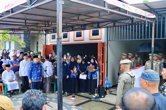 PJ. Sekda Kampar Lepas Alm Ahmad Zaki Dengan Upacara Pelepasan Jenazah