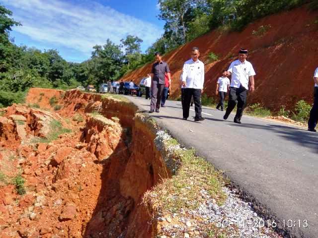 Tinjau Jalan Longsor di Pulau Kedundung, Bupati Mursini Minta BMSDA Lakukan Normalisasi Sungai