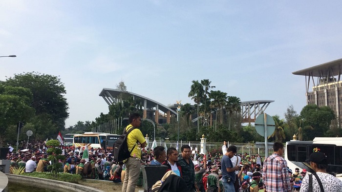 Terus Bertambah, Begini Penampakan Puluhan Ribu Massa Aksi di Depan Kantor Gubernur Riau