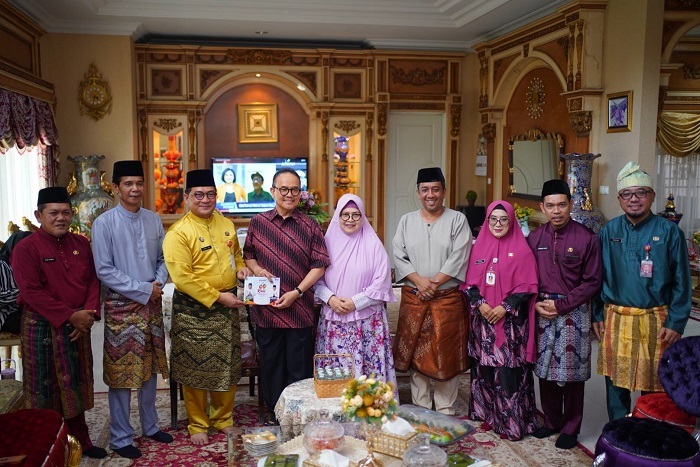 Rusli Zainal Apresiasi Langkah Pemprov Riau Aktifkan Kembali Stadion Utama Riau