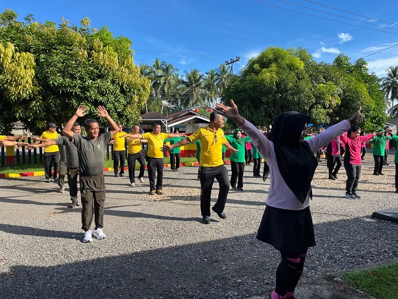 Senam Bersama TNI-POLRI di Mapolsek Kuantan Mudik Pererat Sinergi