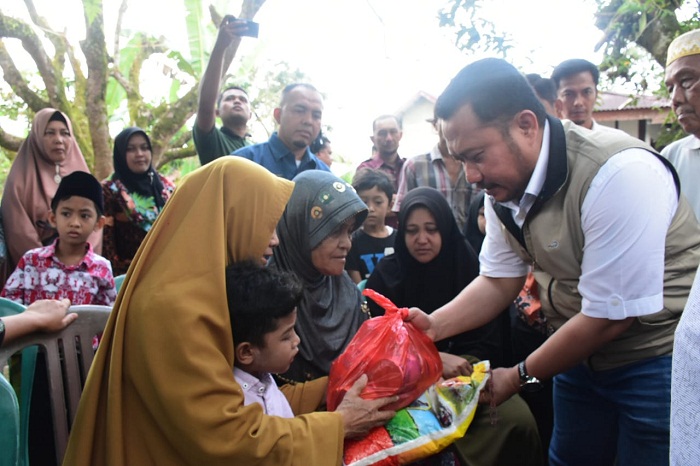 Bupati Kampar Serahkan Bantuan untuk Korban Kebakaran di Sei Rambai