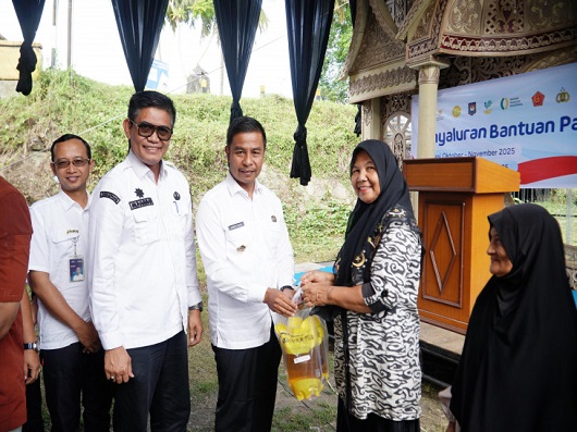 Bupati Kampar  Ahmad Yuzar Salurkan Bantuan Pangan Untuk Masyarakat