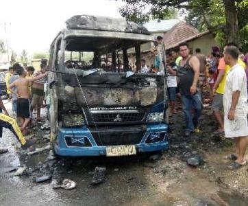 Minibus Tampalo Lintau-Rengat Terbakar di Kuantan Mudik