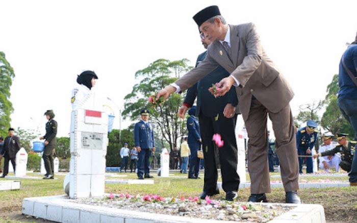 Wakil Wali Kota Pekanbaru Ziarah ke Makam Pahlawan Sempena HUT TNI ke-74