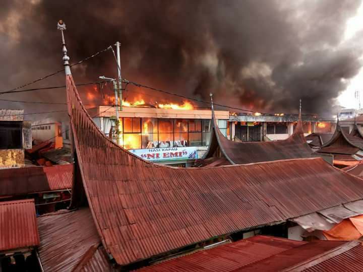 BREAKING NEWS: Pasar  Ateh   Bukittinggi  Terbakar, Puluhan Kios dan Ruko Ludes, Pedagang Histeris