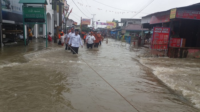 Tolong Pak Wali! Banjir Parah di Puyuh Mas Pekanbaru, Nyaris Setinggi Dada
