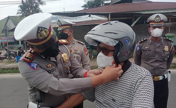 Sosialisasi, Satlantas Polres Kuansing Bagikan Helm Gratis Kepada Pengendara