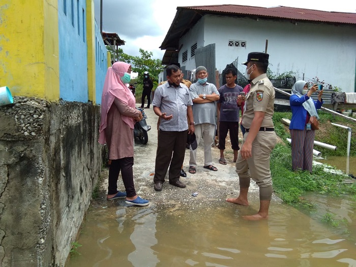 Tinjau Kondisi Warga, Camat Bukit Raya Turun Langsung ke Sejumlah Titik Banjir