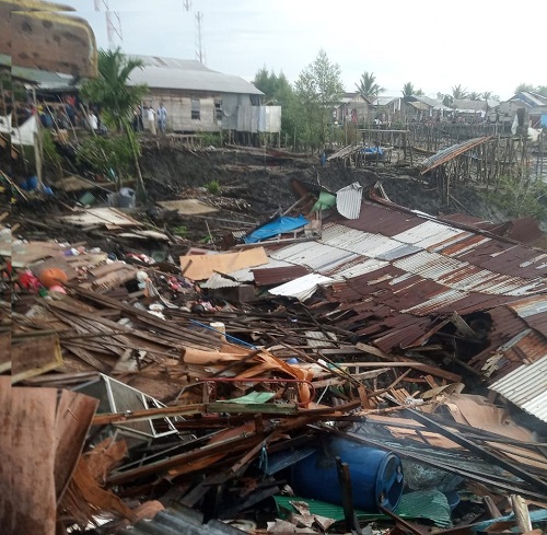 Musibah Tanah Longsor 8 Rumah Warga Rubuh ke Sungai di Tanah Merah, Kades: Tidak Ada Korban Jiwa...