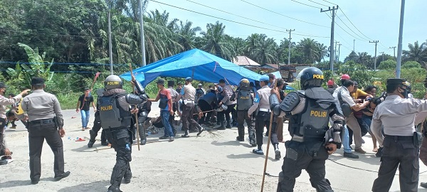 Polisi Amankan 20 Orang Massa Buruh Terkait Penyerangan dan Pengrusakan di PKS KSM Teluk Aur Rohul