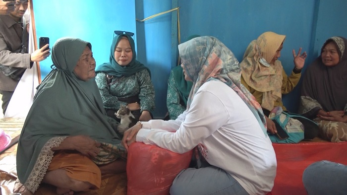 Tinggal Sebatang Kara, Nenek Indrawati Dapat Kunjungan Ketua TP PKK Inhil