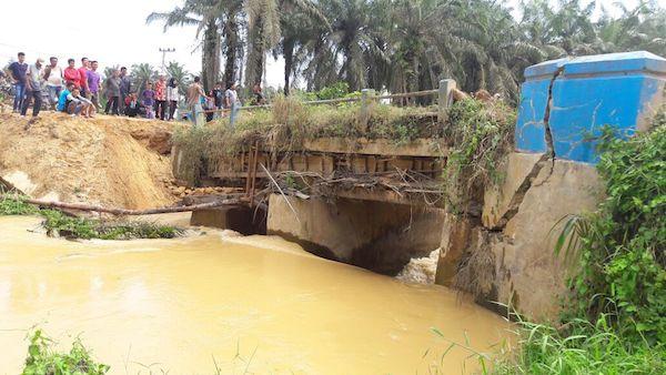 HUJAN, Jembatan Penghubung Dharmasraya-Kuansing Putus Total di Muaro Sopan